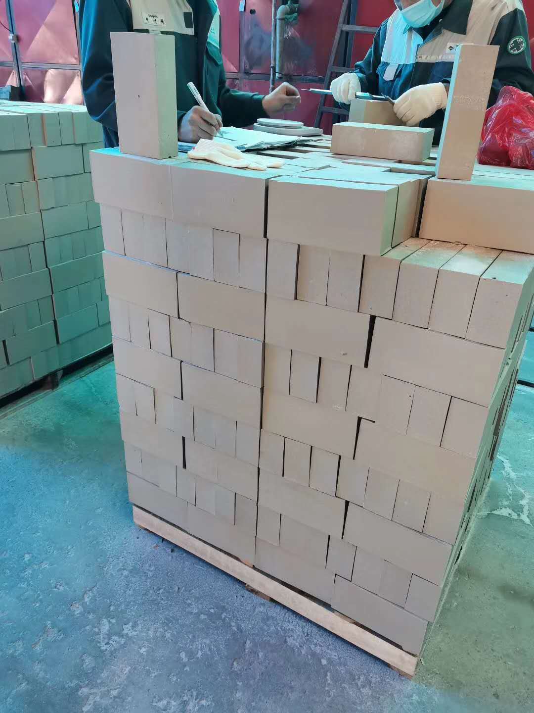 65厚耐酸磚今年處于一直是缺貨狀態(tài)，而且價格高，那么為什么會出現(xiàn)這種情況